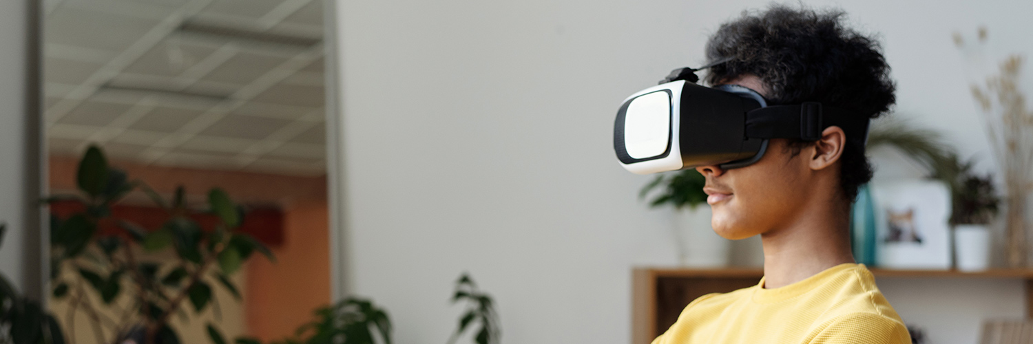 The Practical Perks of Virtual Reality in Online Learning